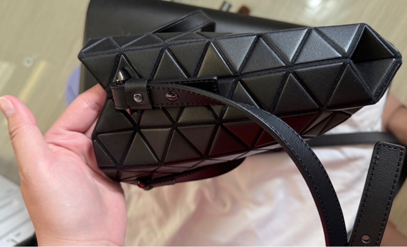 三宅一生 BAO BAO ISSEY MIYAKE TONNEAU MATTE 斜背包-3
