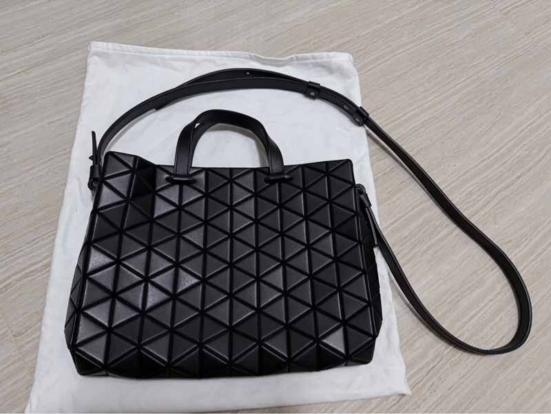三宅一生 BAO BAO ISSEY MIYAKE TONNEAU MATTE 斜背包-0