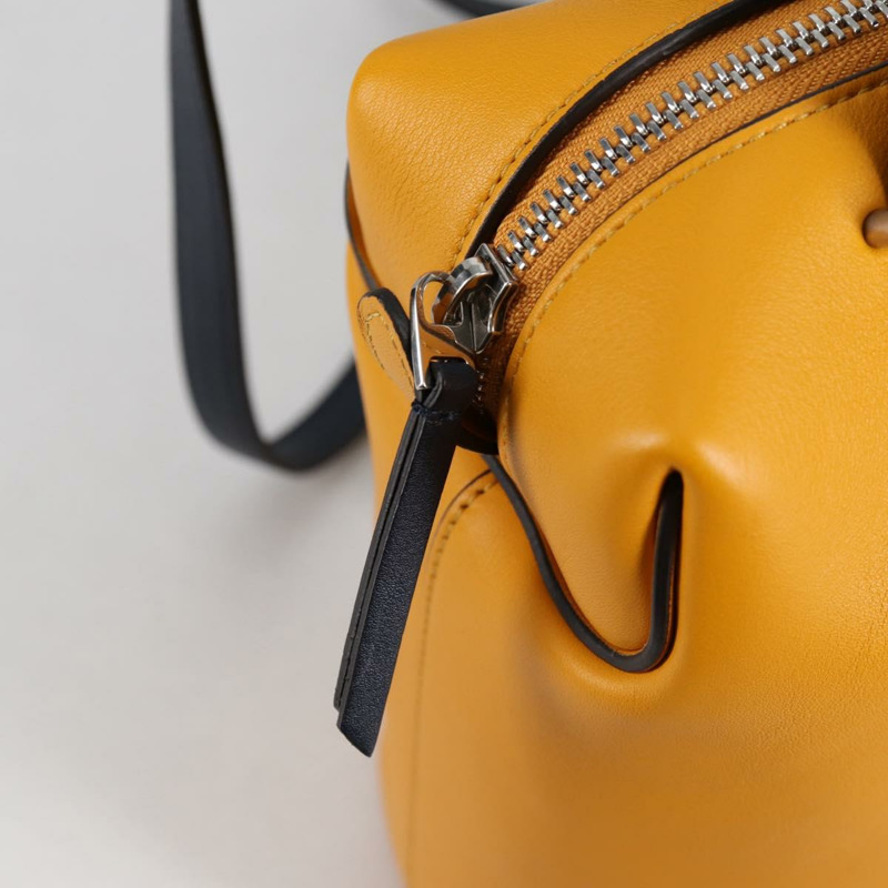 【日本直送】CELINE Soft Cube 單肩包 皮革 2 使用 黃銀 正品 BA5024M-19