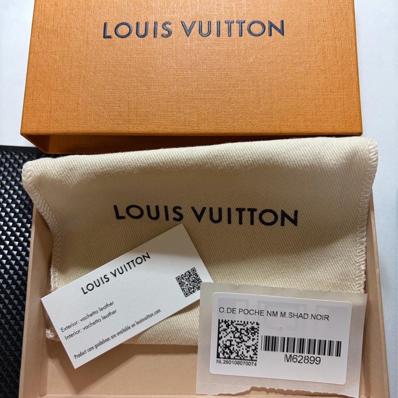 LV 路易威登 近全新 黑色 壓紋 名片夾 卡夾-4