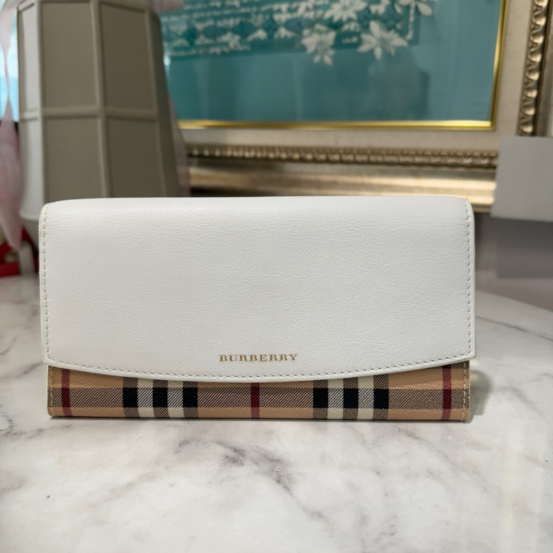 Burberry 經典咖格紋PVC拚白牛皮金釦下蓋8卡長夾-0