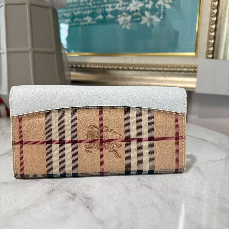Burberry 經典咖格紋PVC拚白牛皮金釦下蓋8卡長夾-1