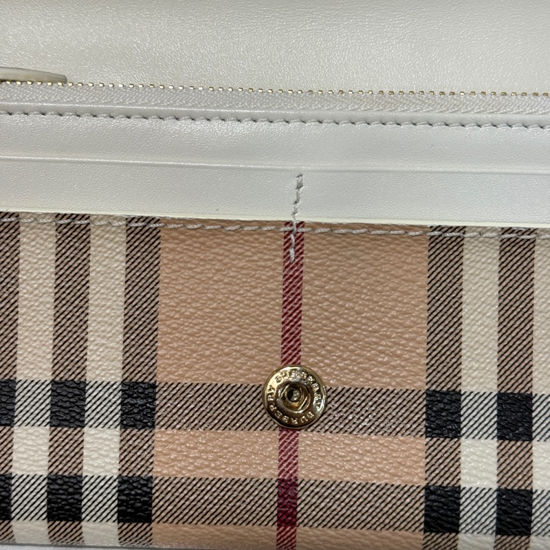 Burberry 經典咖格紋PVC拚白牛皮金釦下蓋8卡長夾-3