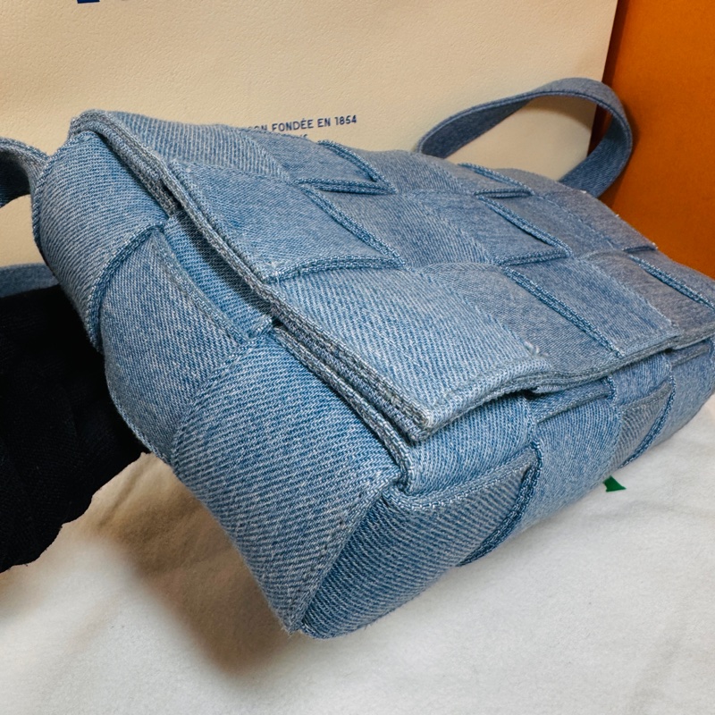 BV #經典編織時尚 #15格斜背包 #牛仔包-19