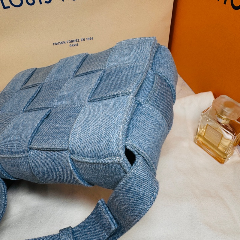 BV #經典編織時尚 #15格斜背包 #牛仔包-23