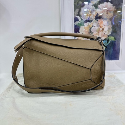 LOEWE 羅意威 Puzzle 幾何包 大號大象灰沙色 壓花LOGO 牛皮
