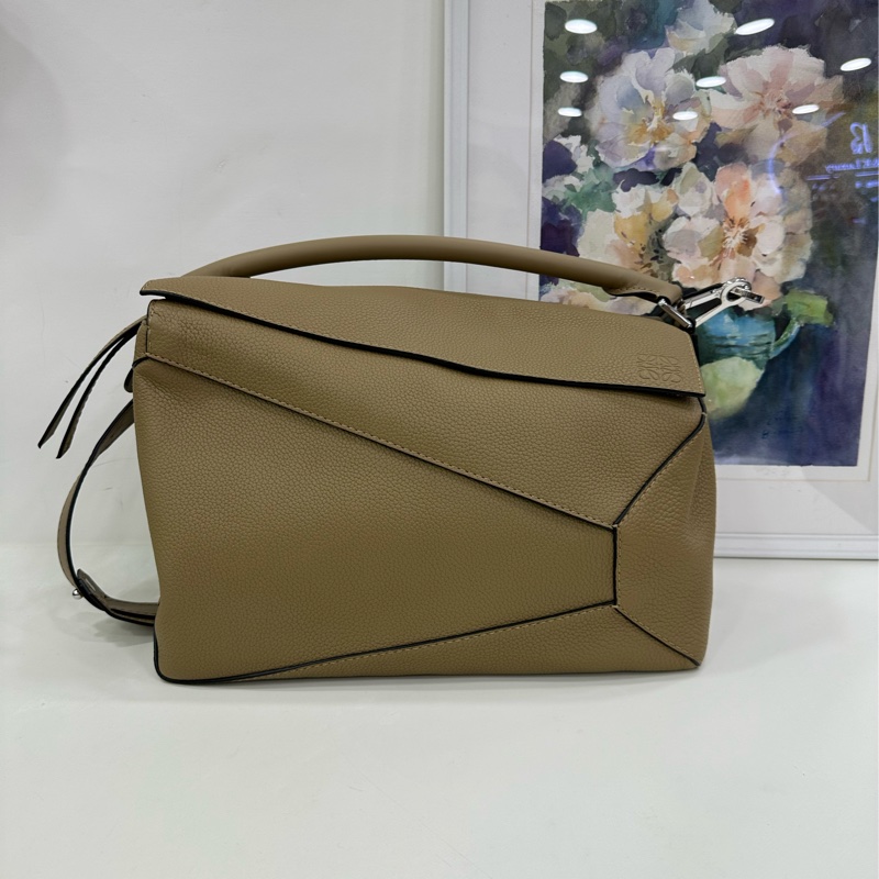 LOEWE 羅意威 Puzzle 幾何包 大號大象灰沙色 壓花LOGO 牛皮-1