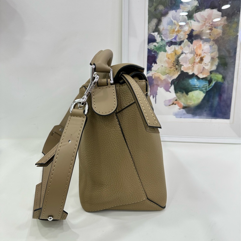 LOEWE 羅意威 Puzzle 幾何包 大號大象灰沙色 壓花LOGO 牛皮-3