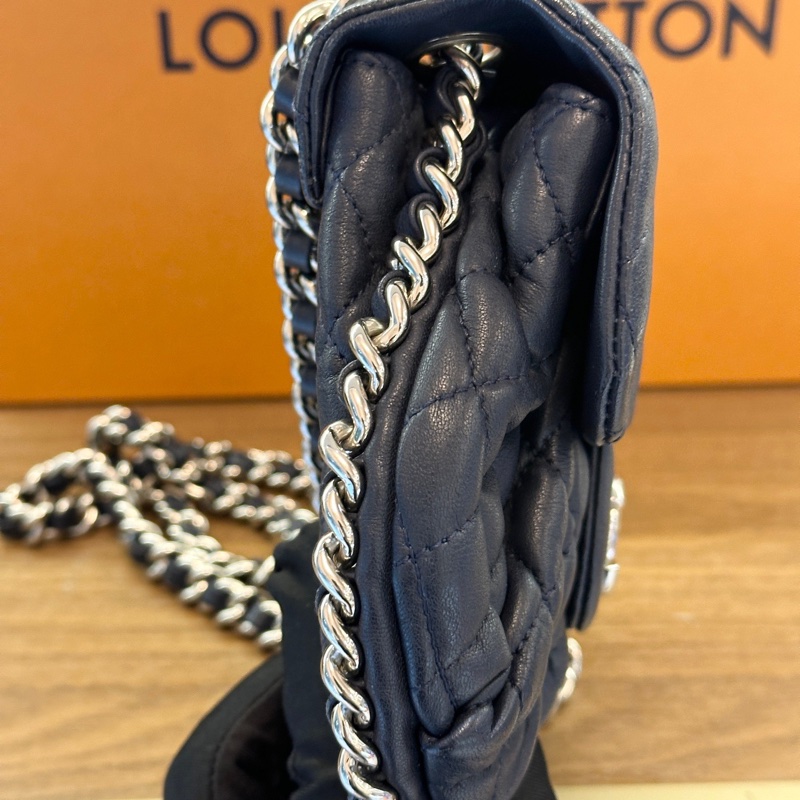 Chanel 銀扣滾邊褶皺雲朵包 22開 部分膜在 小號尺寸約21-13-4 深藍色接近黑色-4