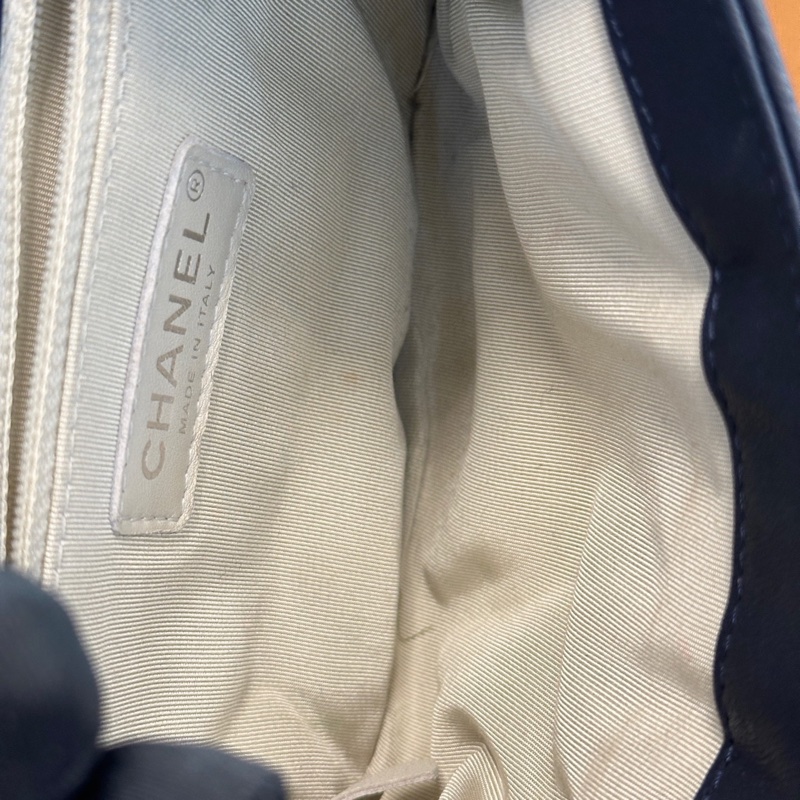 Chanel 銀扣滾邊褶皺雲朵包 22開 部分膜在 小號尺寸約21-13-4 深藍色接近黑色-6