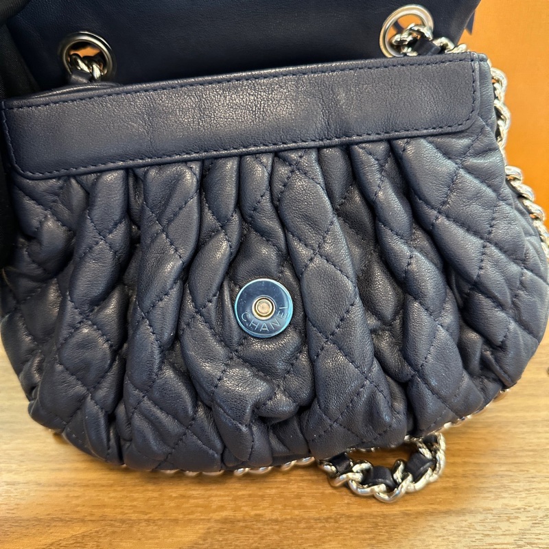 Chanel 銀扣滾邊褶皺雲朵包 22開 部分膜在 小號尺寸約21-13-4 深藍色接近黑色-8