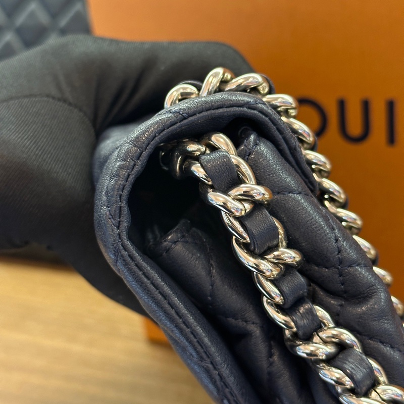 Chanel 銀扣滾邊褶皺雲朵包 22開 部分膜在 小號尺寸約21-13-4 深藍色接近黑色-9