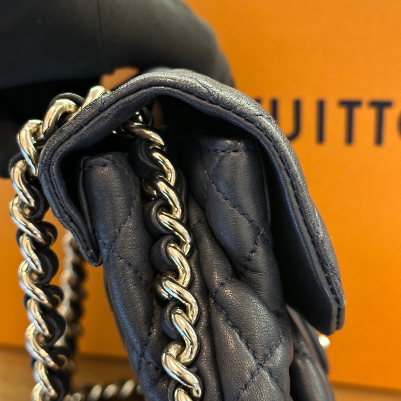 Chanel 銀扣滾邊褶皺雲朵包 22開 部分膜在 小號尺寸約21-13-4 深藍色接近黑色-11