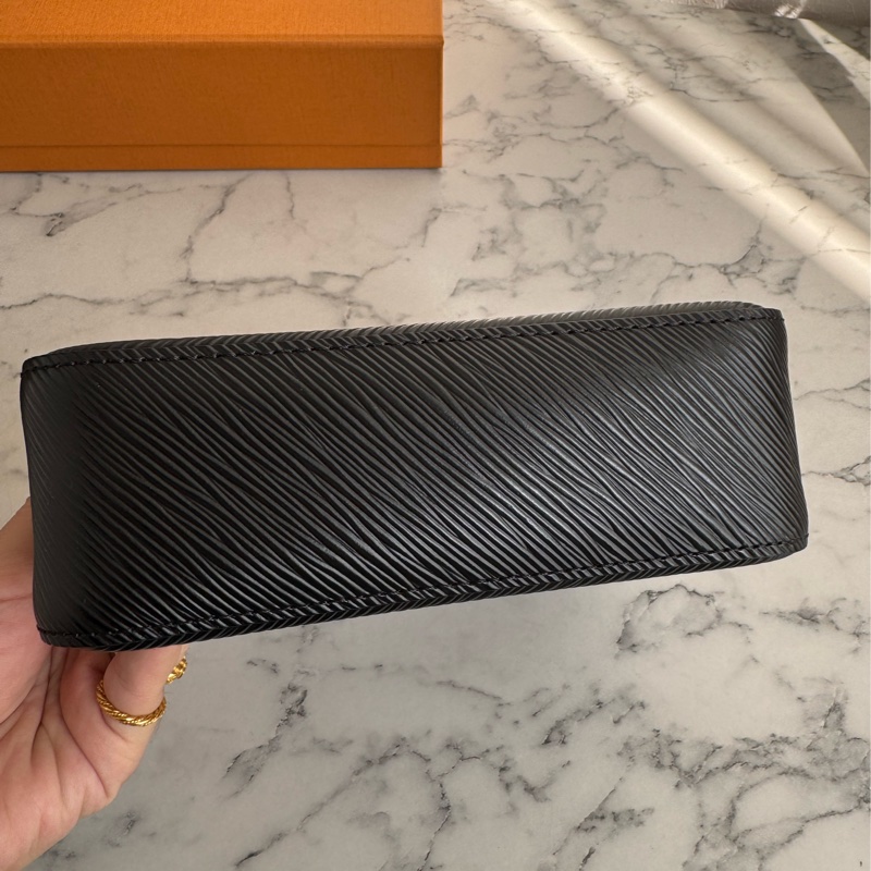 LV M20998黑EPI二合一小斜背-5