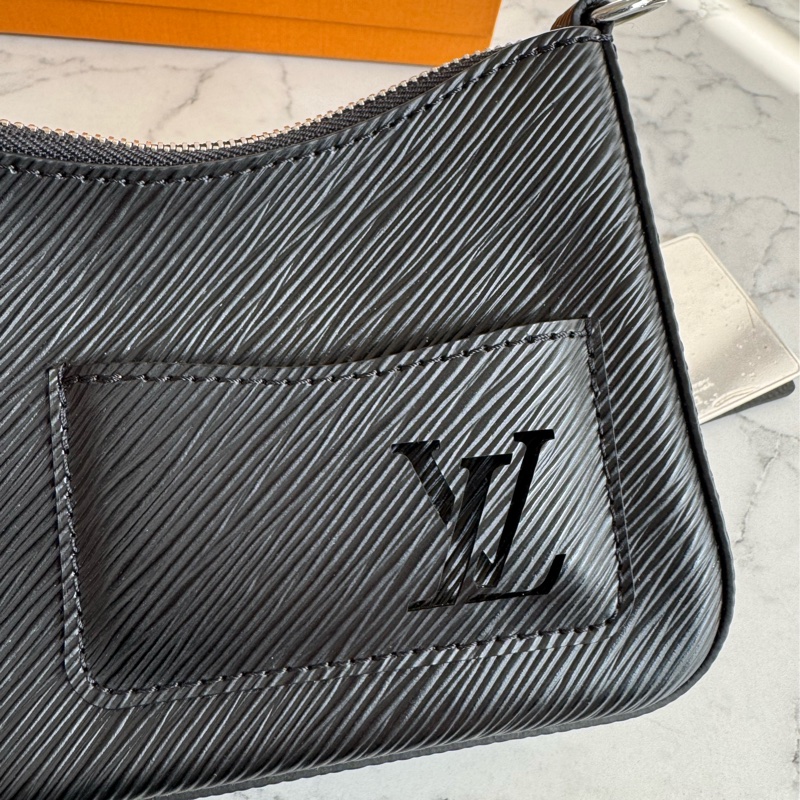 LV M20998黑EPI二合一小斜背-11