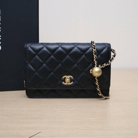CHANEL CFWOC19黑色羊皮晶片開金扣金球調節扣肩帶肩背包