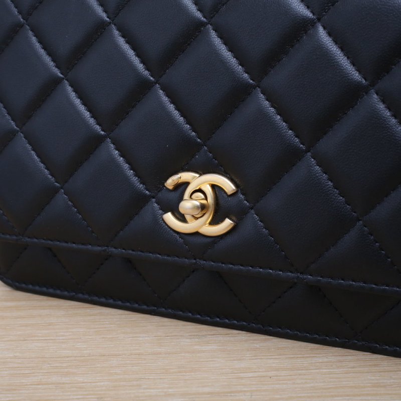 CHANEL CFWOC19黑色羊皮晶片開金扣金球調節扣肩帶肩背包-2