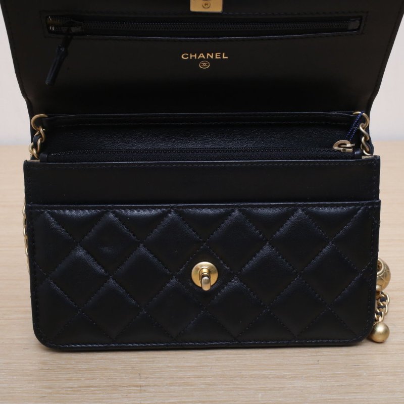 CHANEL CFWOC19黑色羊皮晶片開金扣金球調節扣肩帶肩背包-5