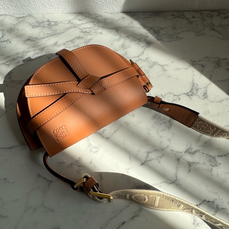 LOEWE棕色MINI GATE寬背帶斜背包-0