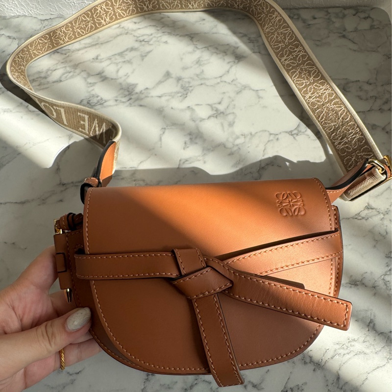 LOEWE棕色MINI GATE寬背帶斜背包-1