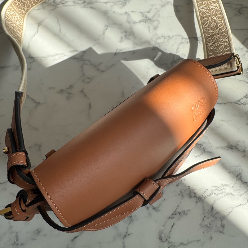 LOEWE棕色MINI GATE寬背帶斜背包-2