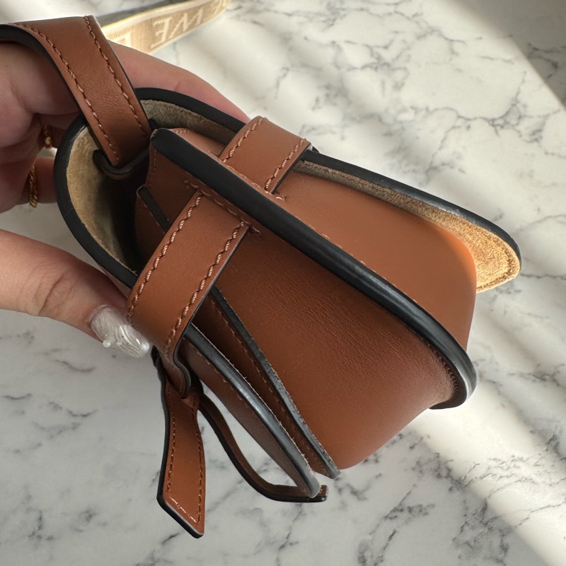 LOEWE棕色MINI GATE寬背帶斜背包-3