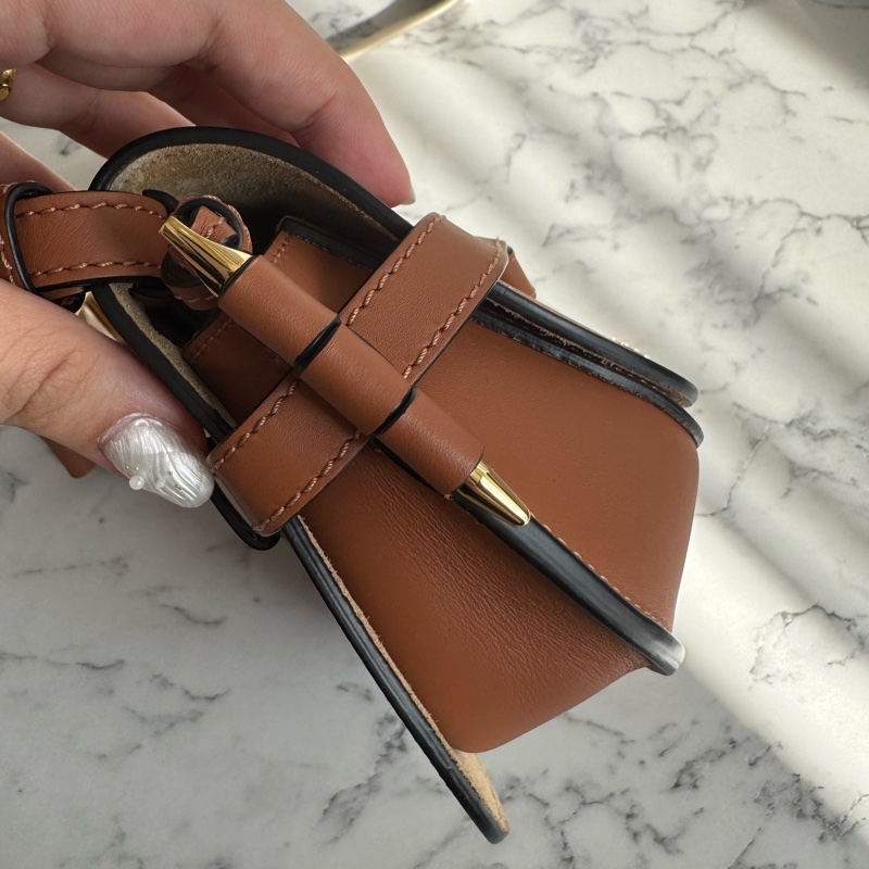 LOEWE棕色MINI GATE寬背帶斜背包-4