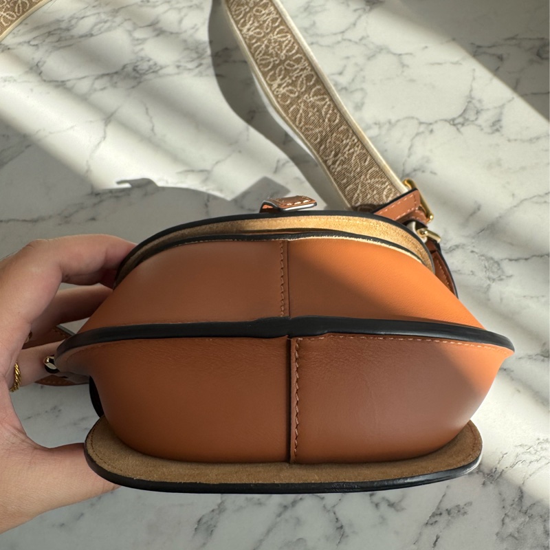 LOEWE棕色MINI GATE寬背帶斜背包-5