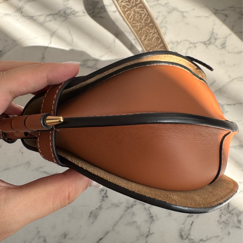 LOEWE棕色MINI GATE寬背帶斜背包-6
