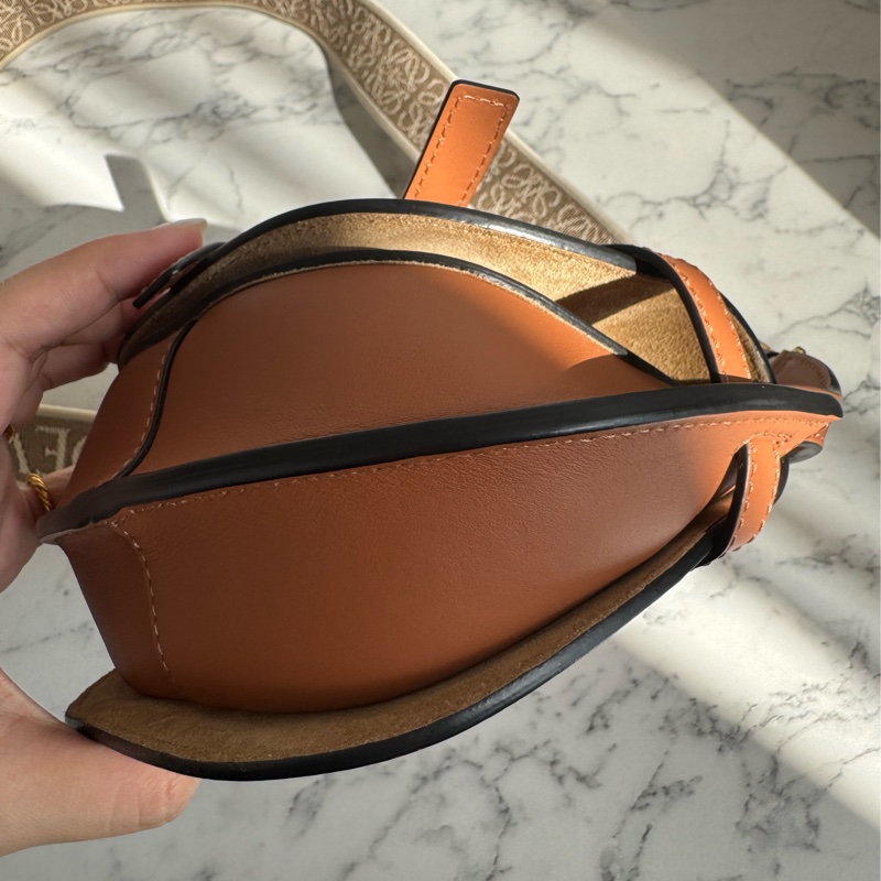 LOEWE棕色MINI GATE寬背帶斜背包-7