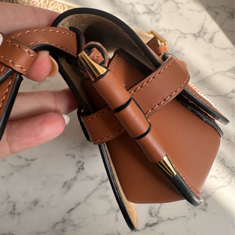 LOEWE棕色MINI GATE寬背帶斜背包-8