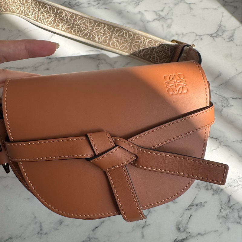 LOEWE棕色MINI GATE寬背帶斜背包-9