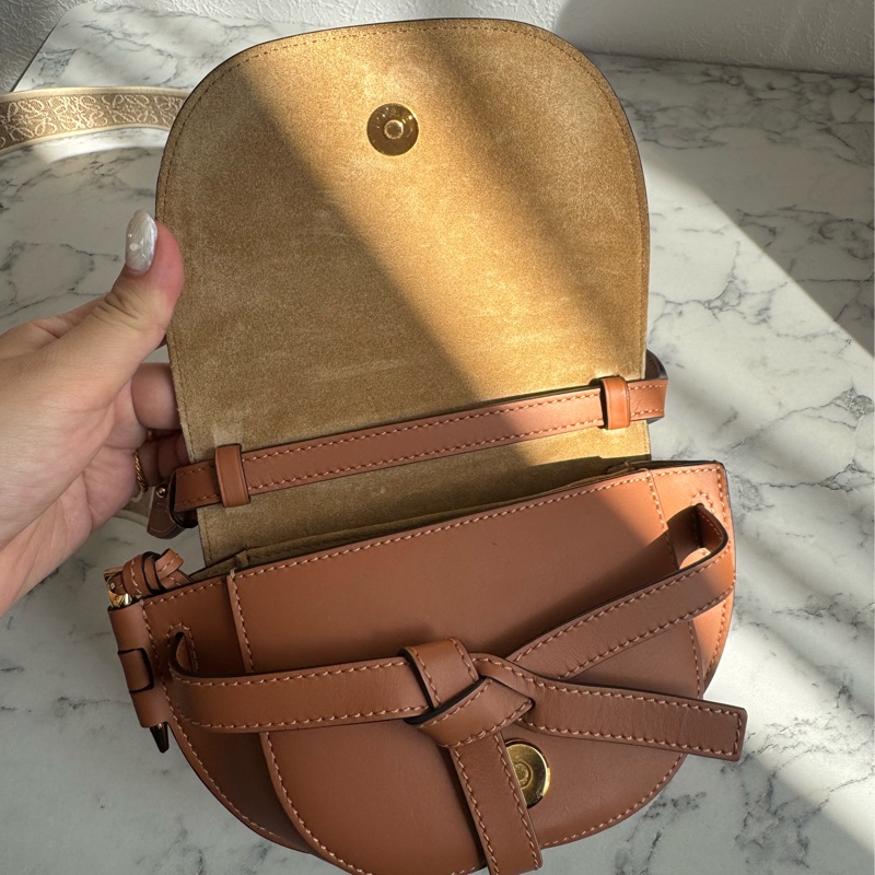 LOEWE棕色MINI GATE寬背帶斜背包-10