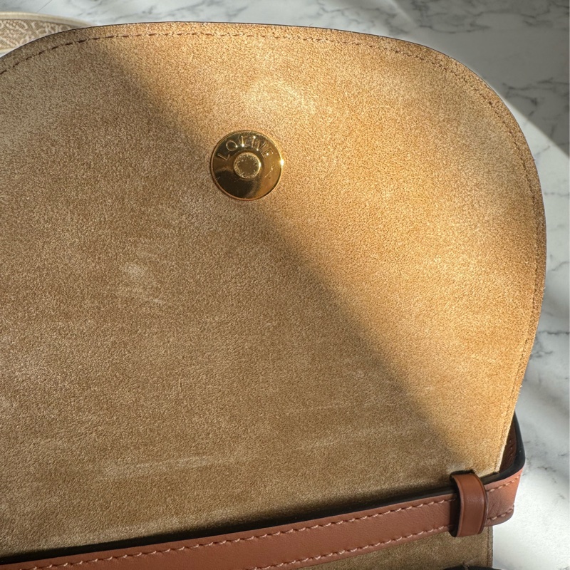 LOEWE棕色MINI GATE寬背帶斜背包-12