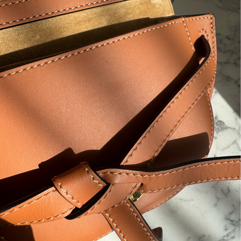LOEWE棕色MINI GATE寬背帶斜背包-14