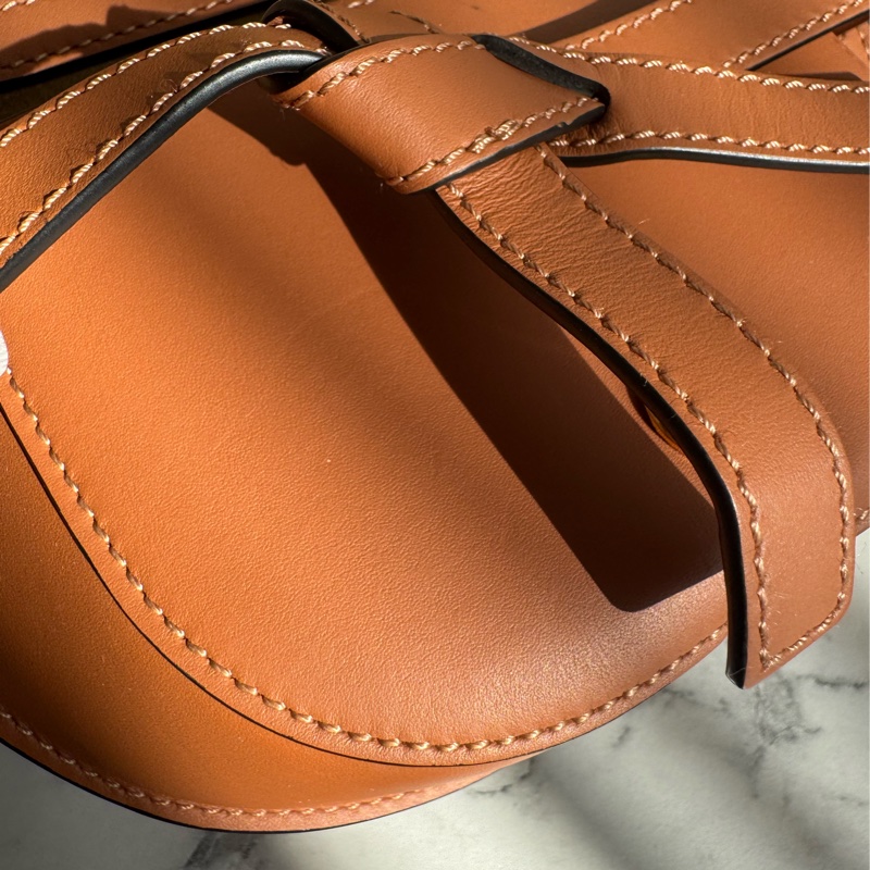 LOEWE棕色MINI GATE寬背帶斜背包-15