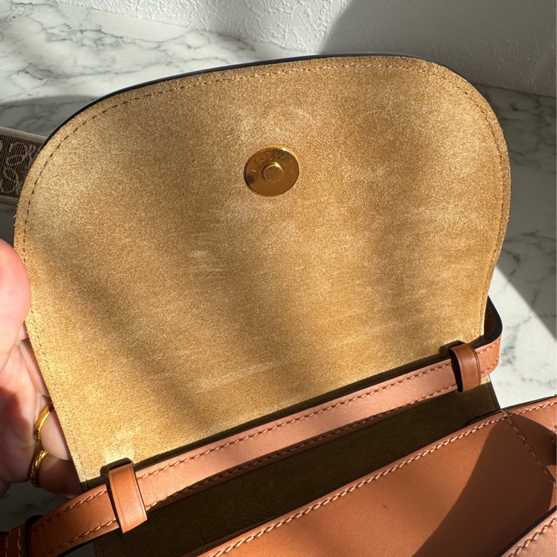 LOEWE棕色MINI GATE寬背帶斜背包-16