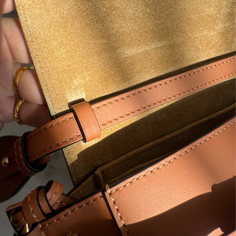 LOEWE棕色MINI GATE寬背帶斜背包-17