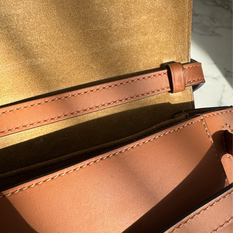 LOEWE棕色MINI GATE寬背帶斜背包-18