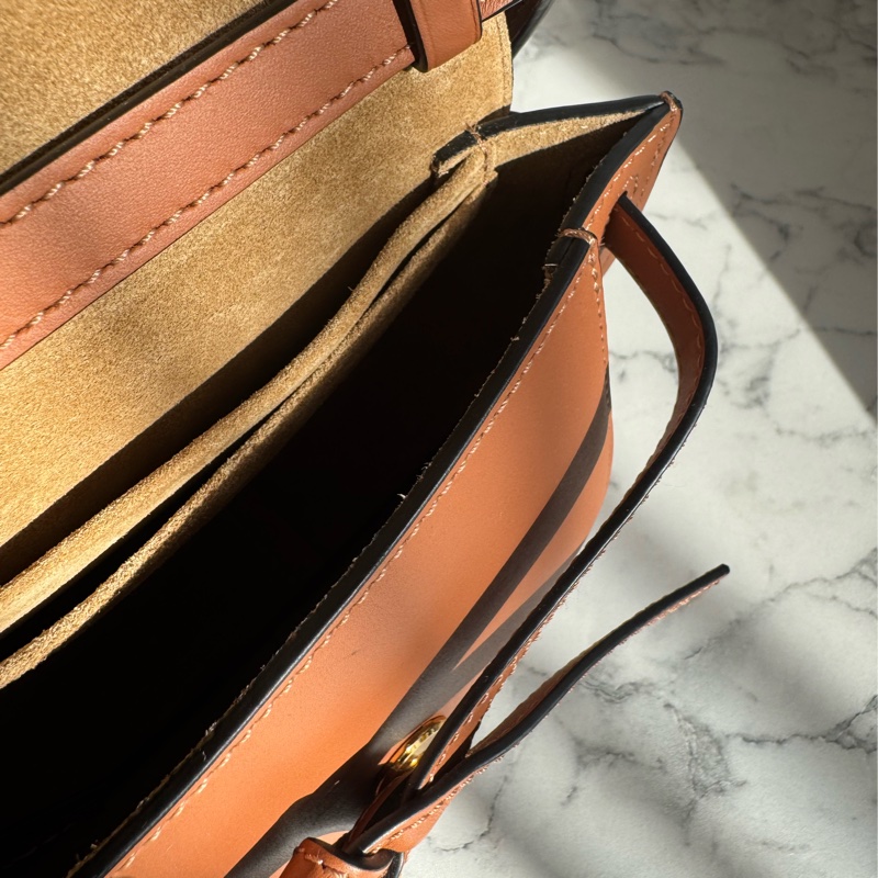 LOEWE棕色MINI GATE寬背帶斜背包-19