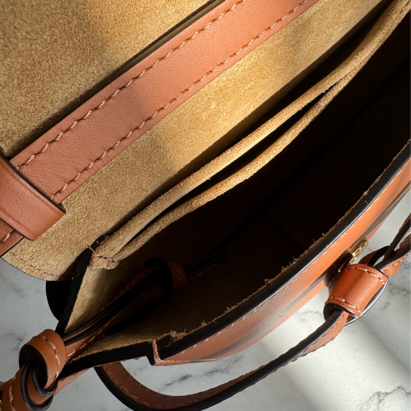 LOEWE棕色MINI GATE寬背帶斜背包-20