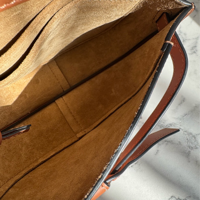 LOEWE棕色MINI GATE寬背帶斜背包-22
