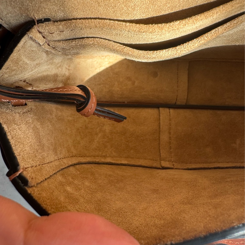 LOEWE棕色MINI GATE寬背帶斜背包-23