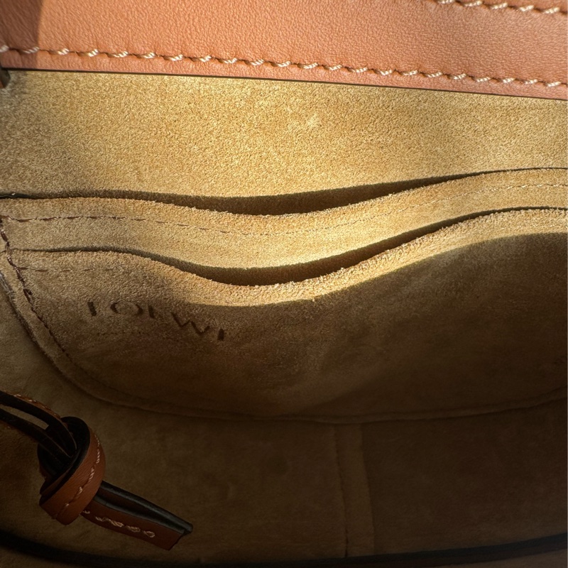 LOEWE棕色MINI GATE寬背帶斜背包-24