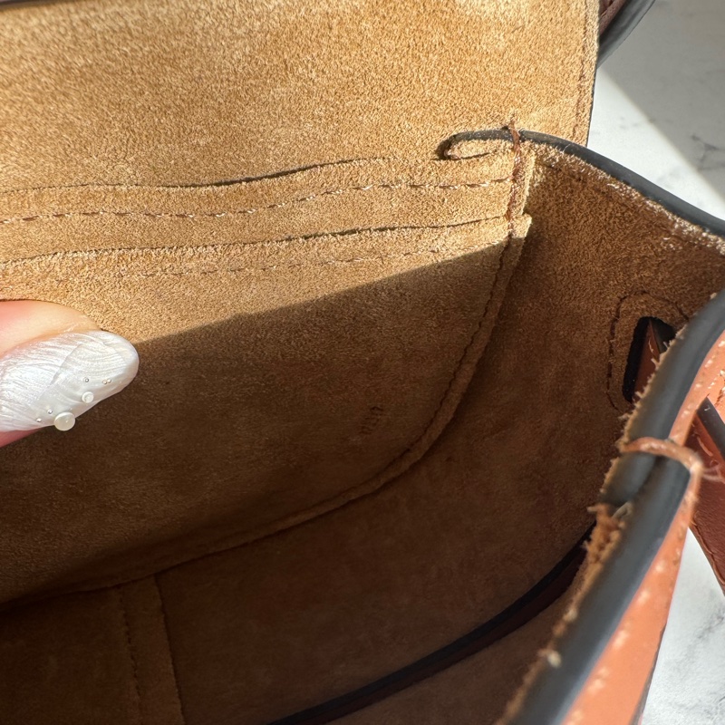 LOEWE棕色MINI GATE寬背帶斜背包-26