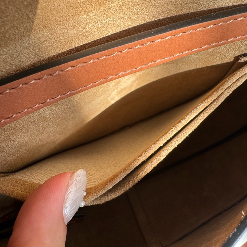 LOEWE棕色MINI GATE寬背帶斜背包-28