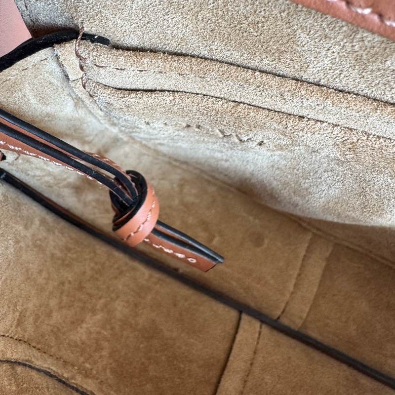 LOEWE棕色MINI GATE寬背帶斜背包-29