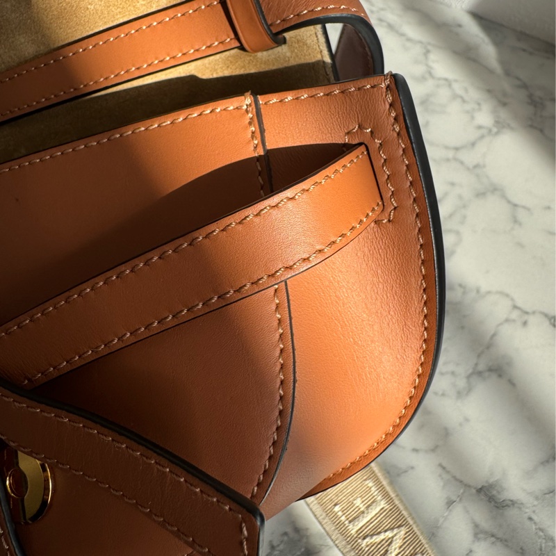 LOEWE棕色MINI GATE寬背帶斜背包-30