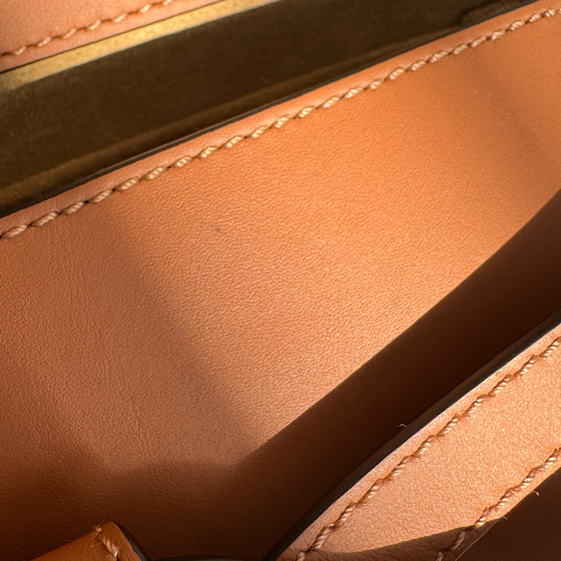 LOEWE棕色MINI GATE寬背帶斜背包-31
