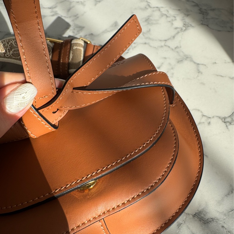 LOEWE棕色MINI GATE寬背帶斜背包-32